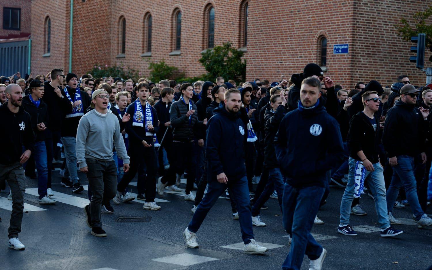 Blåvita fans tågar till arenan.