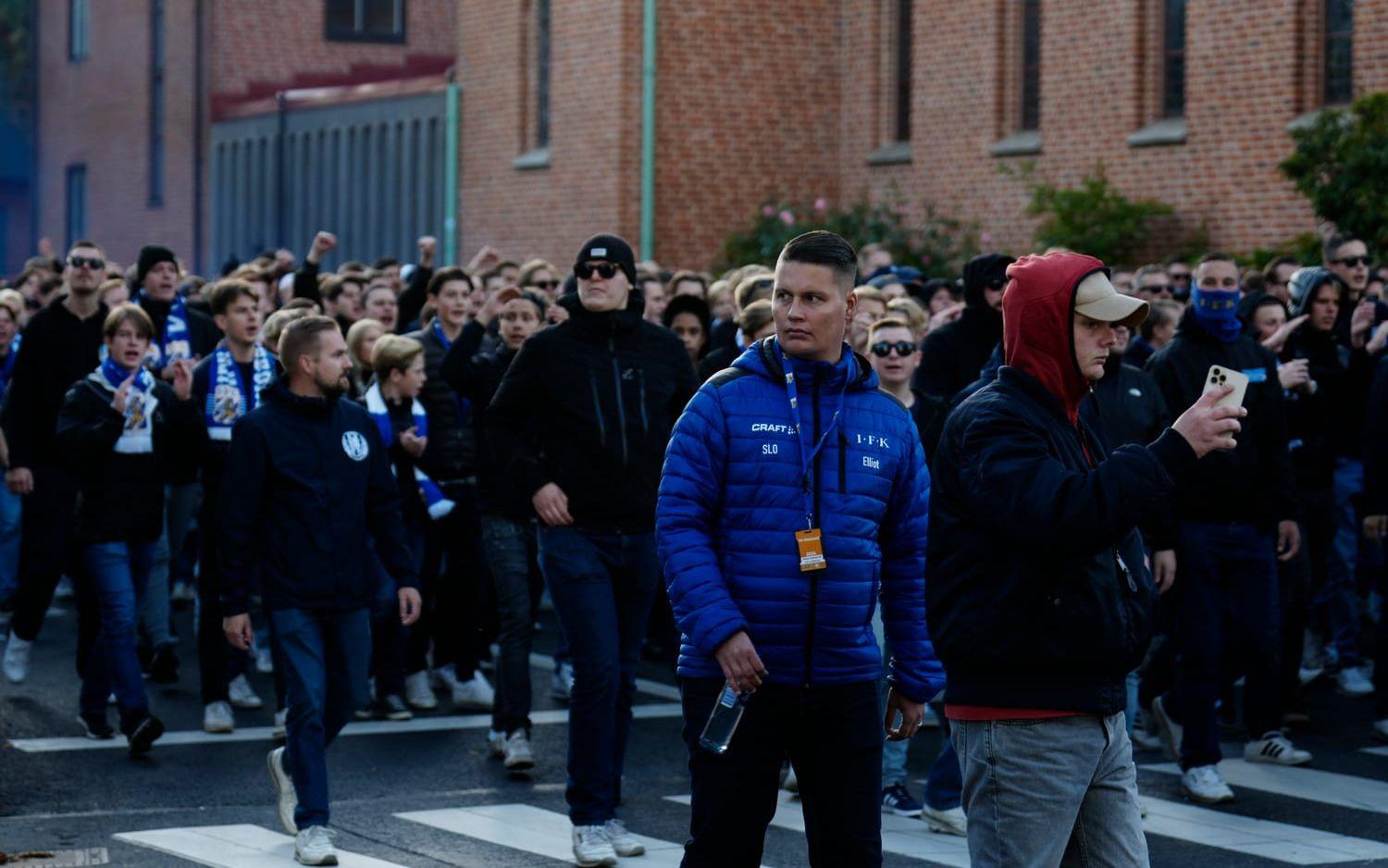 IFK Göteborg supportrar tågar till arenan inför derbyt.