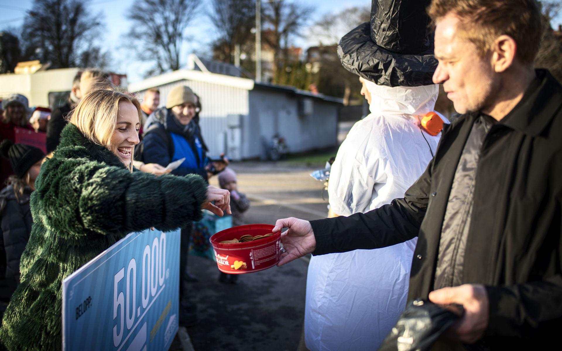 Josefine Häll, inköpschef för Tuve Bygg, hade kommit för att lämna en check.