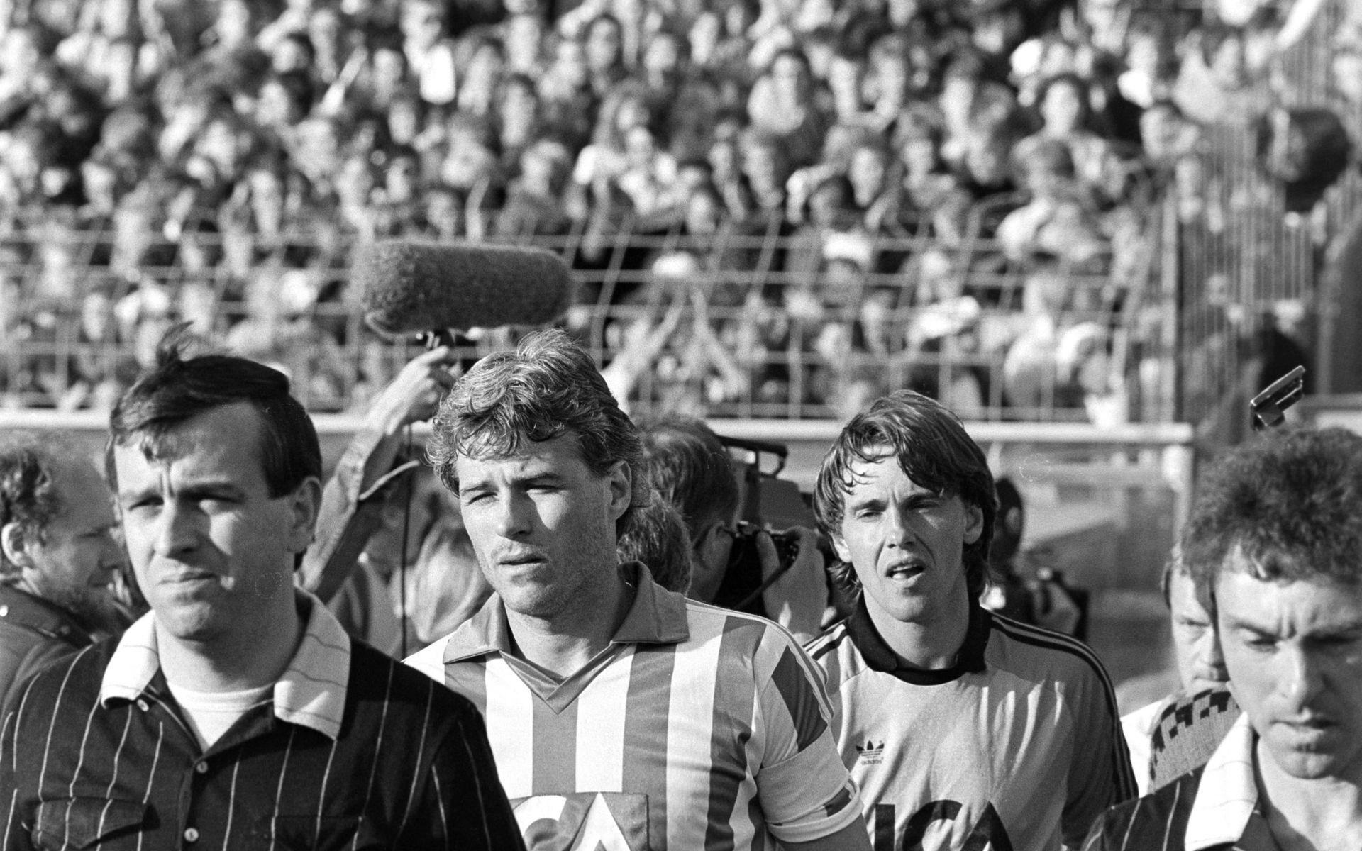 Glenn Hysén och Thomas Wernerson på väg in på Ullevi inför första UEFA-cupfinalmatchen mot Dundee 1987.