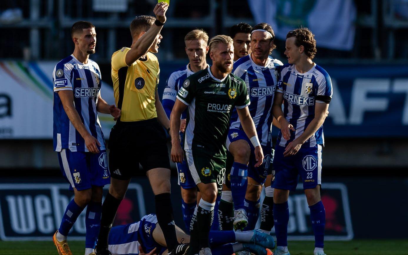 240901 Hammarbys Simon Strand får en varning under fotbollsmatchen i Allsvenskan mellan IFK Göteborg och Hammarby den 1 september 2024 i Göteborg. Foto: Michael Erichsen / BILDBYRÅN / COP 89 / MI0713