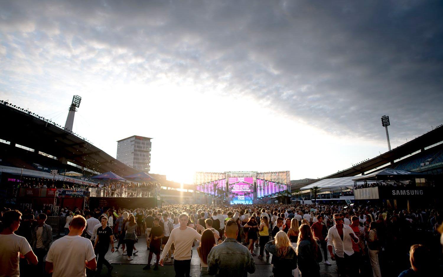 Publiken på väg in på festivalområdet under Summerburst på Ullevi 2019. 