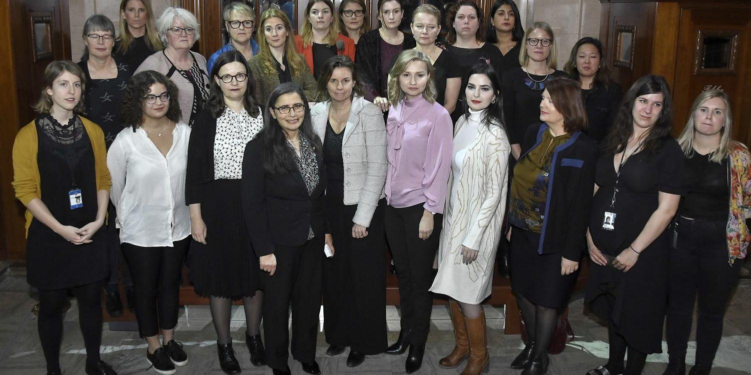 Anna Ekström (S) Isabella Lövin (MP) och Ebba Busch Thor (KD) tillsammans med riksdagsledamöter från olika partier som 2017 läste upp vittnesmål från metoo-uppropet #imaktenskorridorer. Arkivbild.