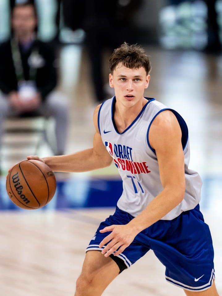 Båda svenskarna deltog i NBA Draft Combine i Chicago i mitten av maj. Pelle Larsson här i spel.