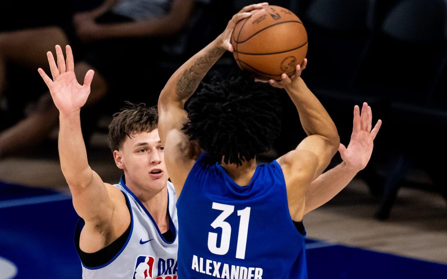 Båda svenskarna deltog i NBA Draft Combine i Chicago i mitten av maj. Pelle Larsson här i spel.