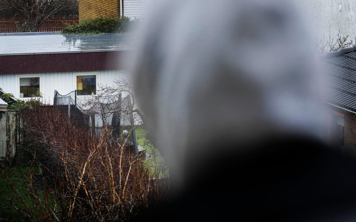 Michaela Pedersen blev vittne till när Gustav sköts på Öckerö i mars 2022. Hon stod på en balkong med utsikt över Gustavs trädgård och delar inte uppfattningen att Gustav attackerade poliserna.