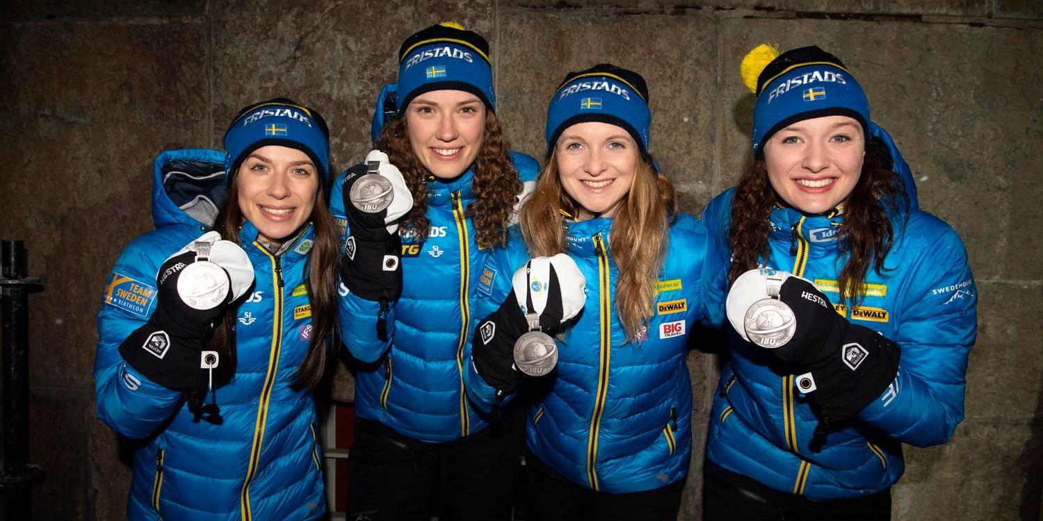 Anna Magnusson, Hanna Öberg, Mona Brorsson och Linn Persson med medaljer under VM i Östersund. Mästerskapet var ett av de mest framgångsrika i svensk historia och slutade med ett guld, ett silver och ett brons. Arkivbild.