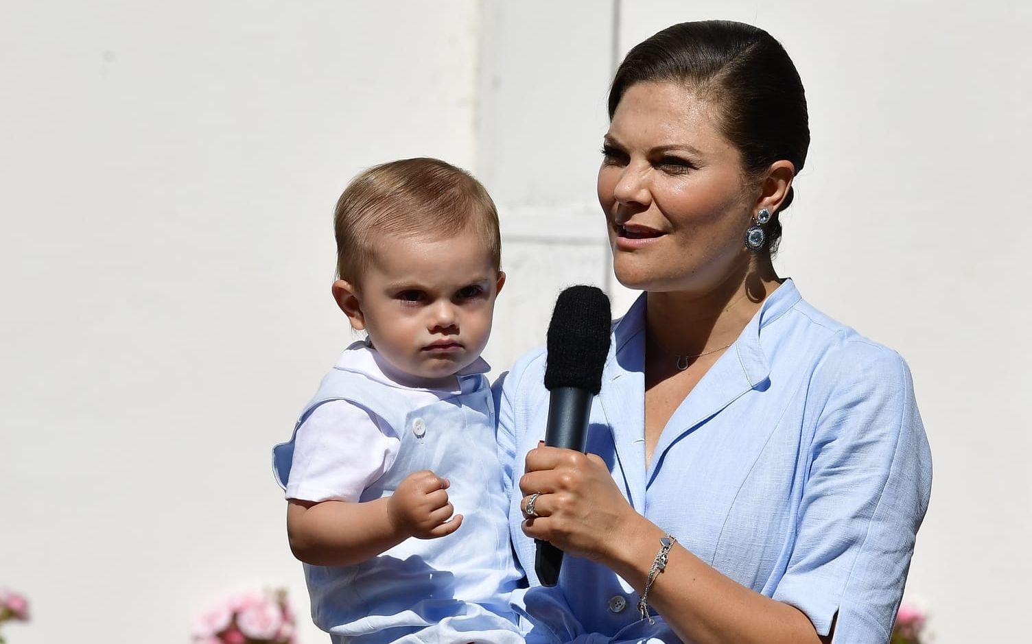 Undrar vem prins Oscar spänner blicken i när mamma håller tal på Solliden i samband med firandet av sin 40-årsdag. 