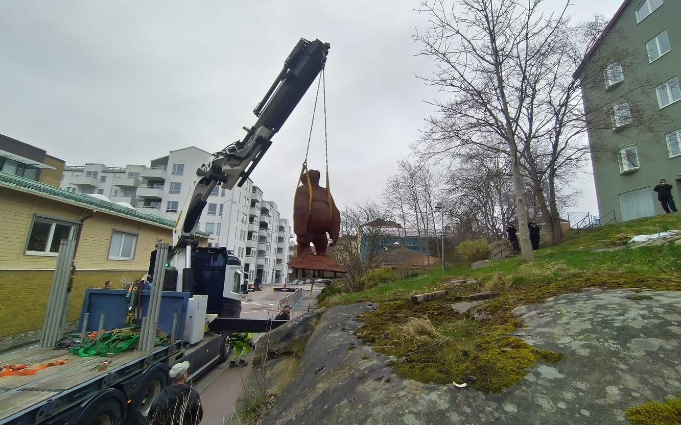 Det krävdes en rejäl kranbil för att få det två ton tunga konstverket på plats.