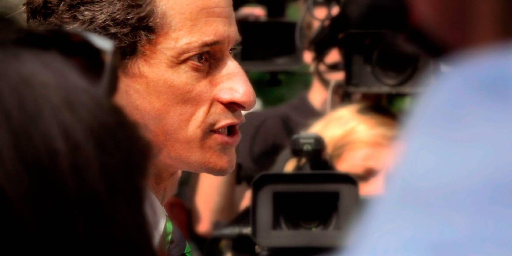 Demokraten Anthony Weiner som ville bli borgmästare i New York, gjorde det till en vana att under valkampanjen skicka sex-sms och snuskbilder på sig själv till olika kvinnor