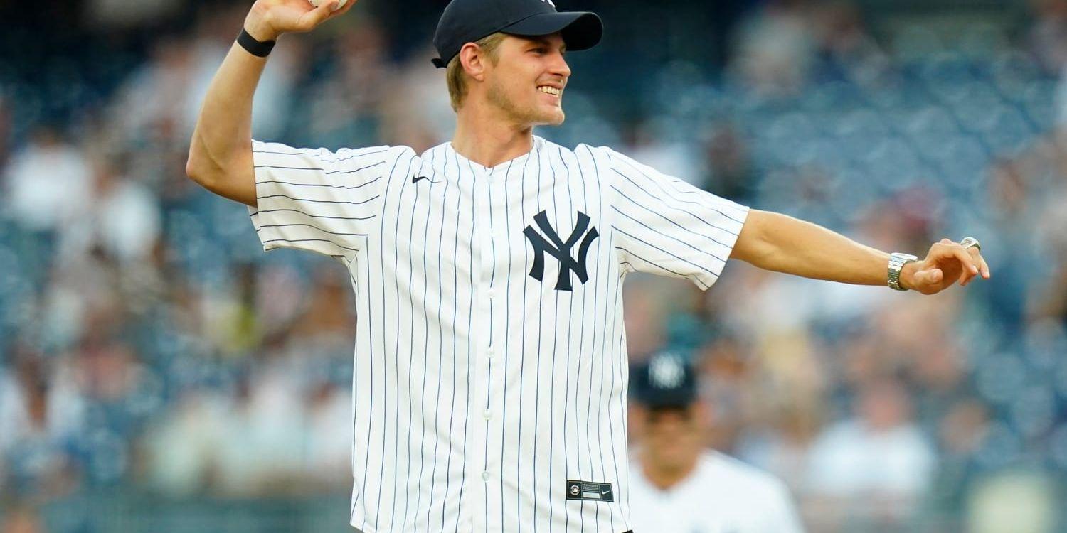 Färska Indy 500-segraren Marcus Ericsson fick göra det första ceremoniella kastet före New York Yankees hemmamöte med Los Angeles Angels.