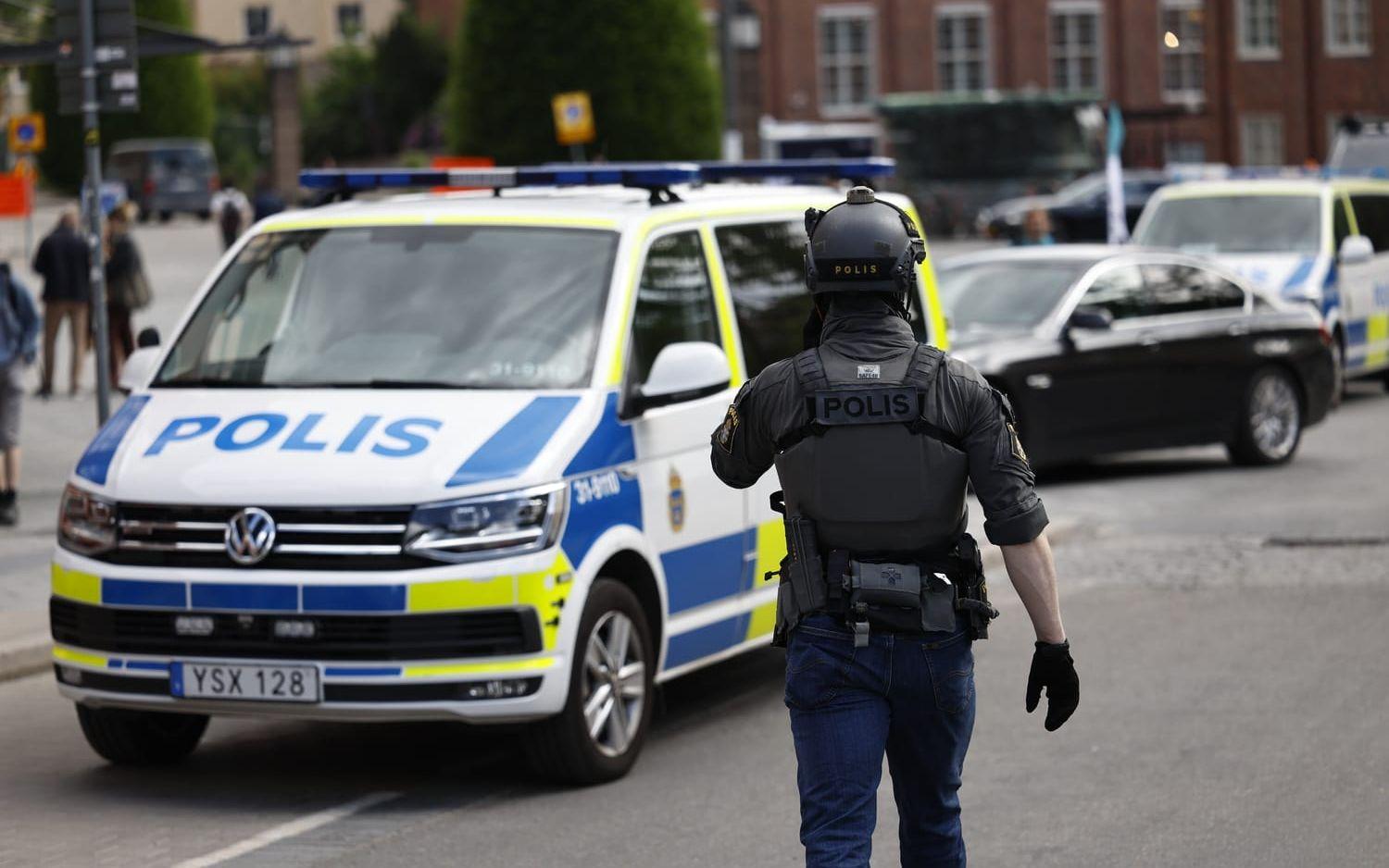 Efter att inte ha hörsammat uppmaningar om att frivilligt lämna lokalerna fick polis bryta sig igenom barrikaderna. 