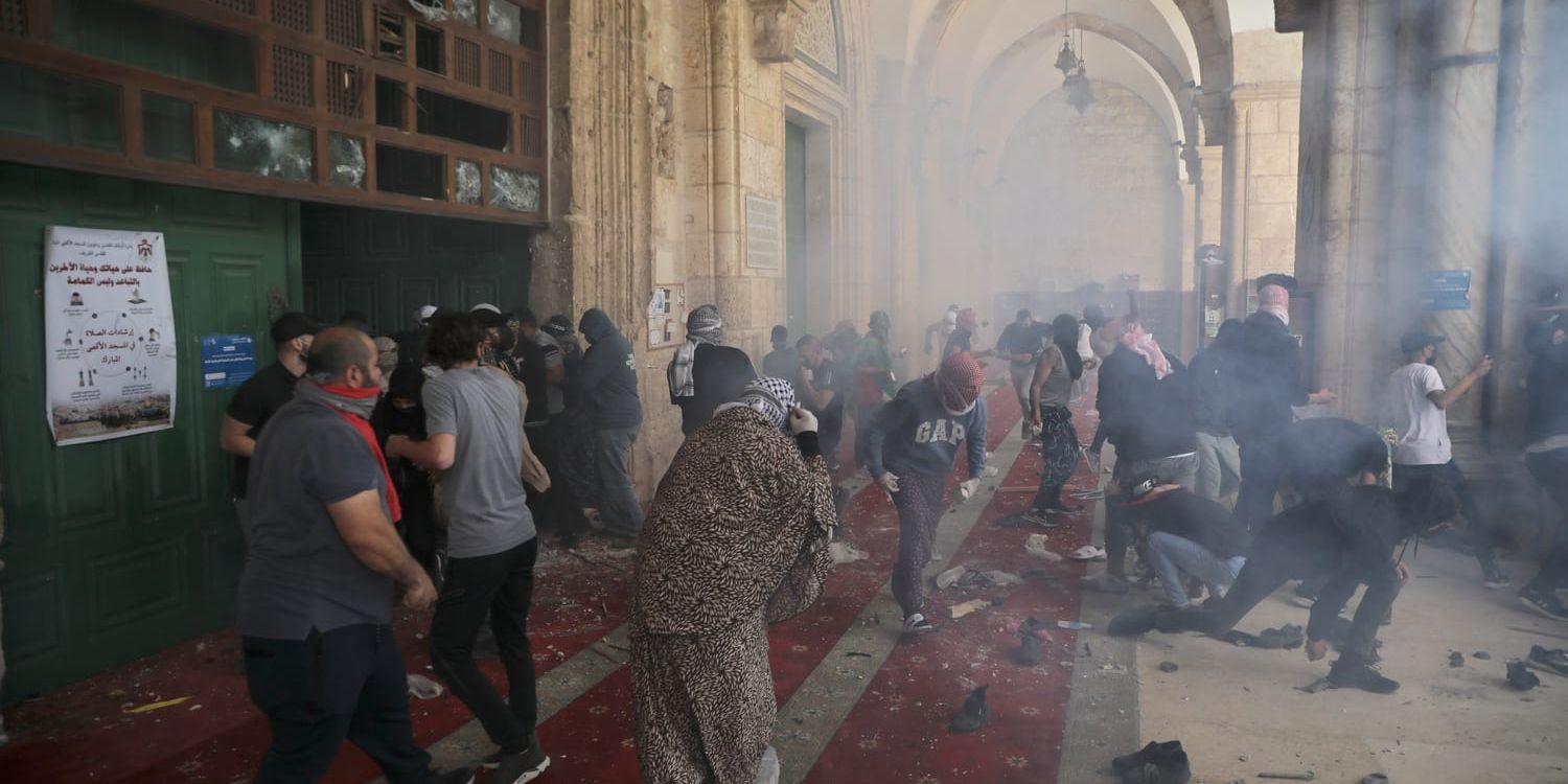 Palestinier under sammandrabbningar med israeliska säkerhetsstyrkor vid al-Aqsamoskén i måndags.