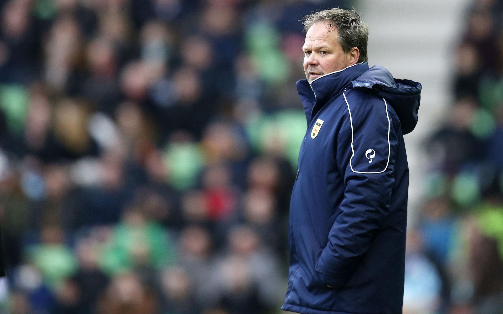 Henk De Jong, tränare i Cambuur som toppade andraligan i Holland rasar över förbundets beslut.