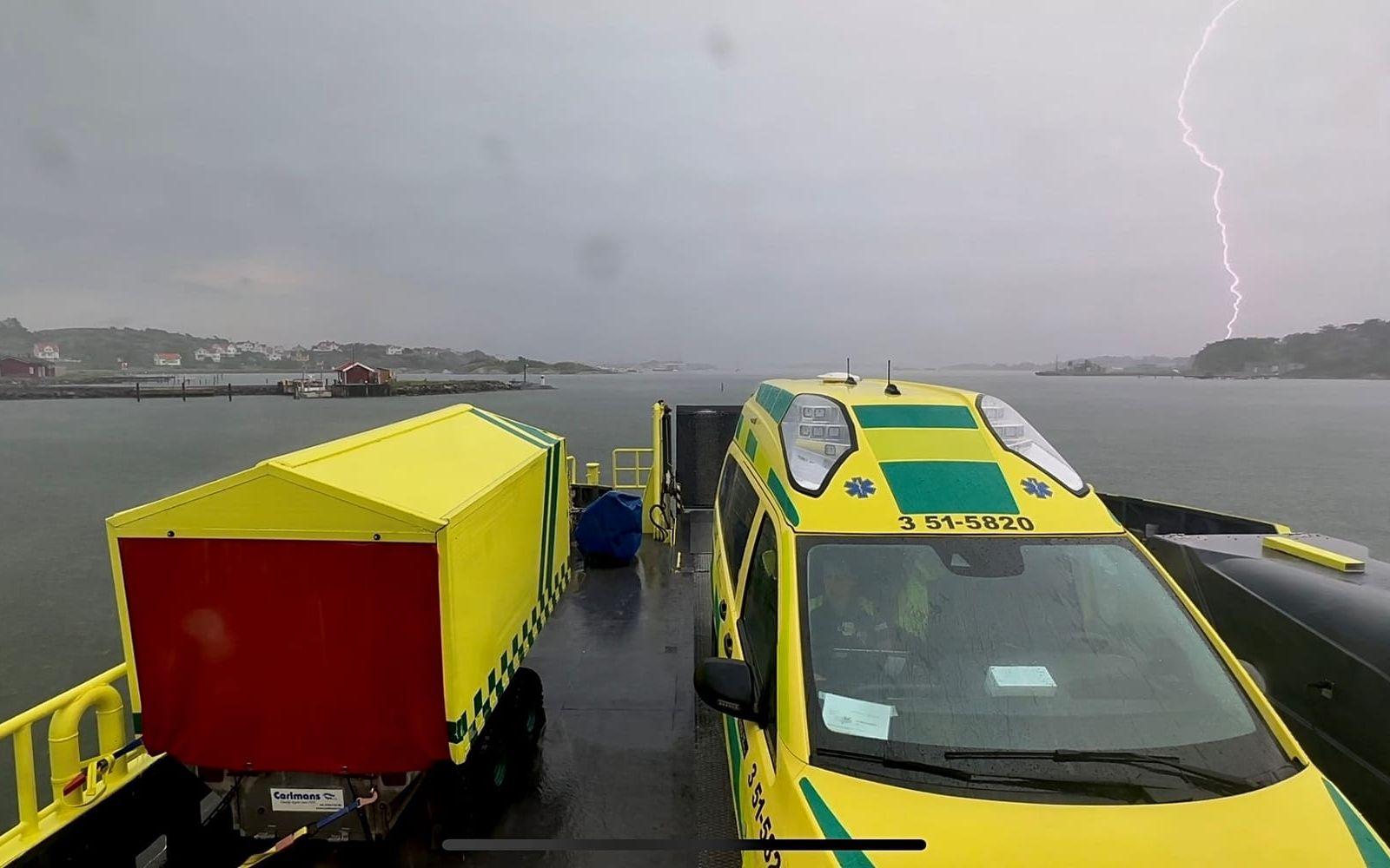 På ambulansbåten fick man uppleva regnet och blixtrarna ute på havet.