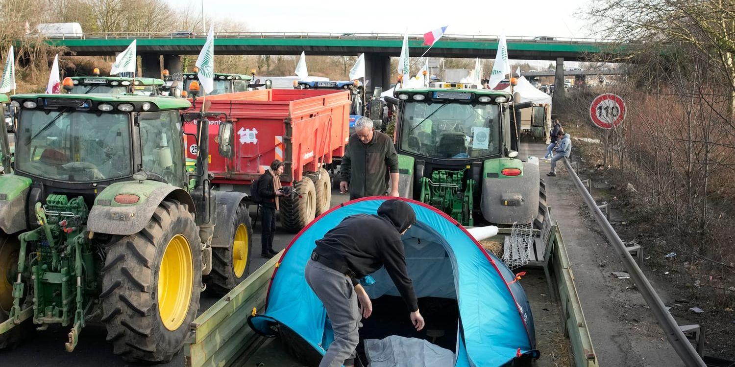 Hundratals traktorer blockerar ett antal av de stora infartslederna till Paris.