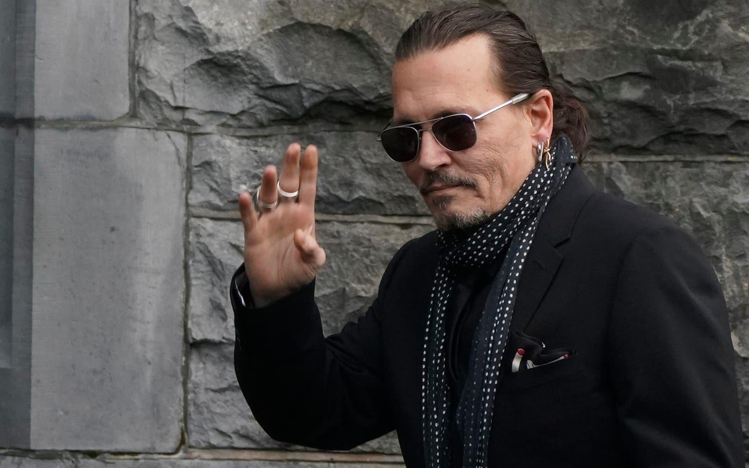 Johnny Depp anländer till Shane MacGowans begravning i Saint Mary's of the Rosary Church i  Nenagh, Irland. 