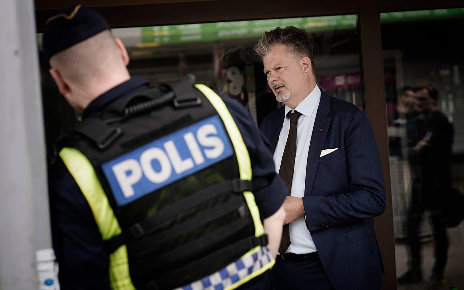 På Vårväderstorget stannade kommunstyrelsens ordförande till för att prata med några av de poliser som natten innan förlorat en kollega.