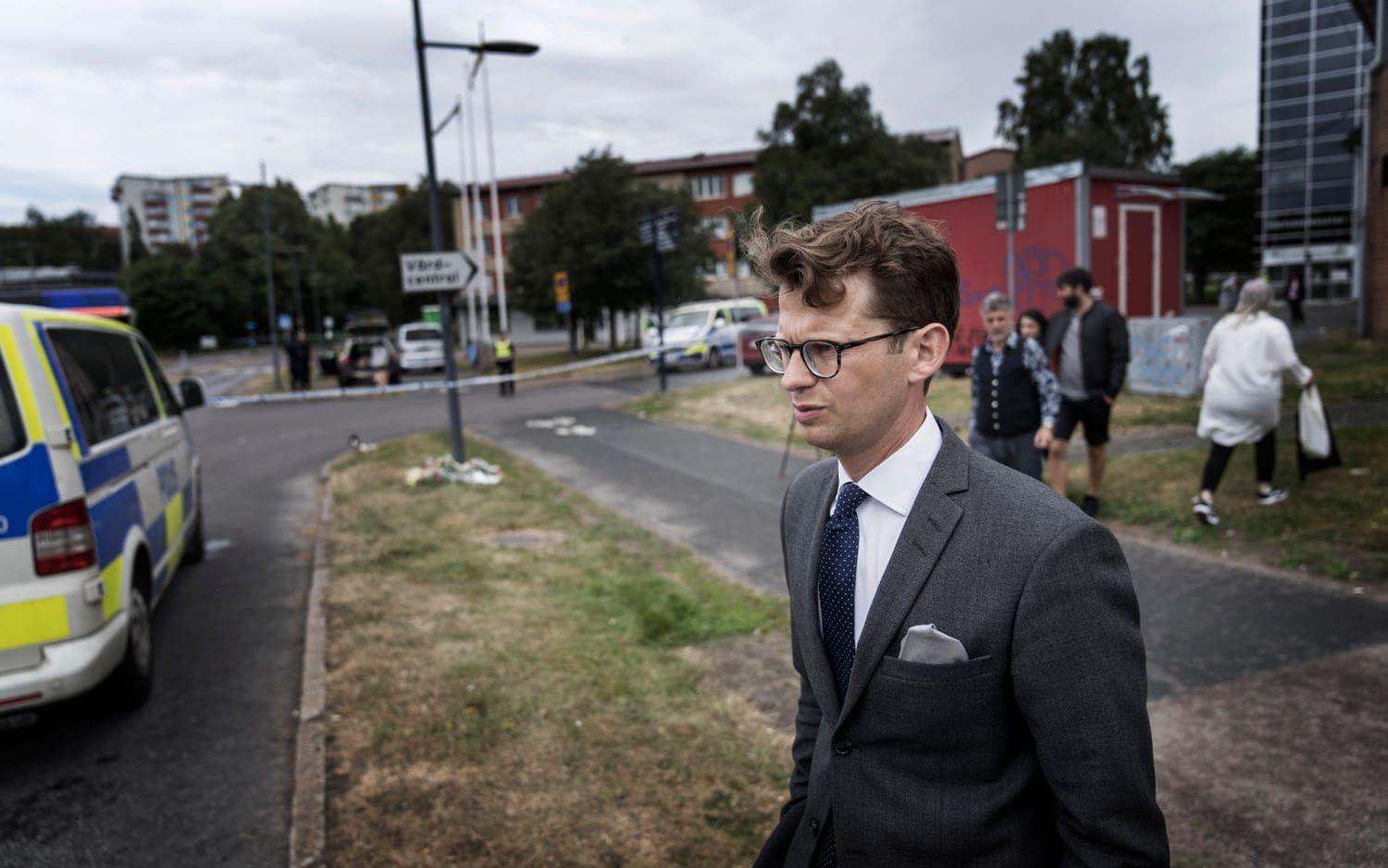 Axel Darvik (L) lämnade blommor vid polisens avspärrningar: ”Framför allt går tankarna naturligtvis till familjen, som drabbas så hårt”.