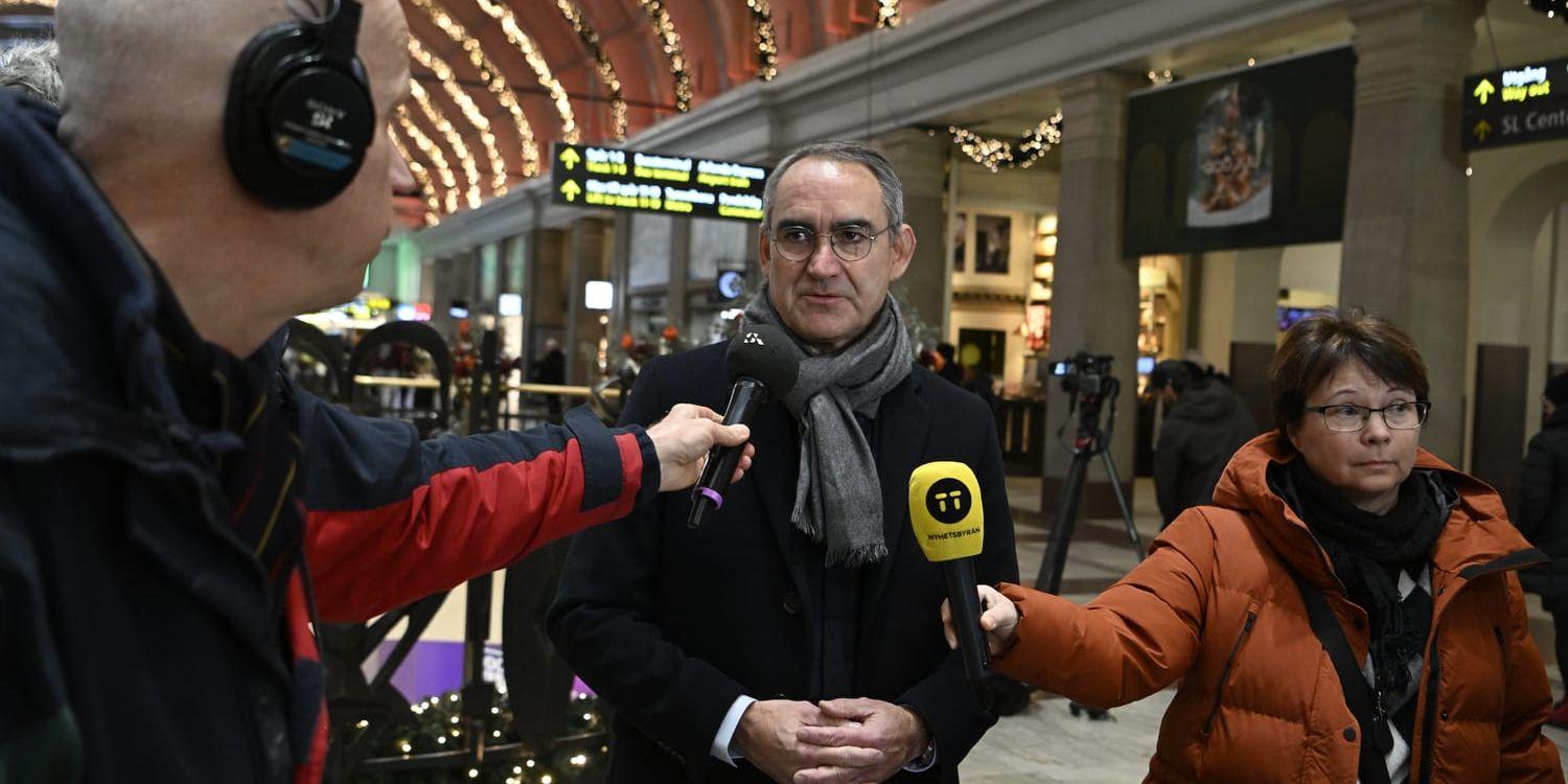 Trafikverkets generaldirektör Roberto Maiorana informerar om lanseringen av Trafikverkets nya systemstöd på Stockholms Central.