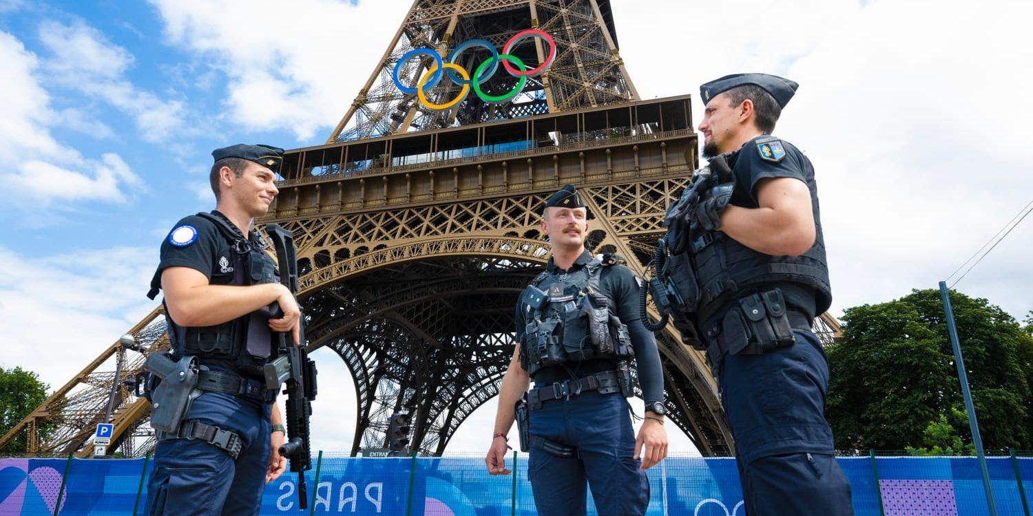 Franska poliser vid Eiffeltornet i Paris.