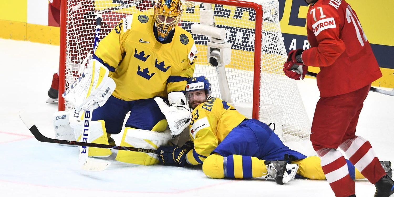 Jacob Markströms och Oliver Ekman Larssons (liggande) Tre Kronor hade en tung afton i 4–7-förlusten mot Ryssland i hockey-VM.