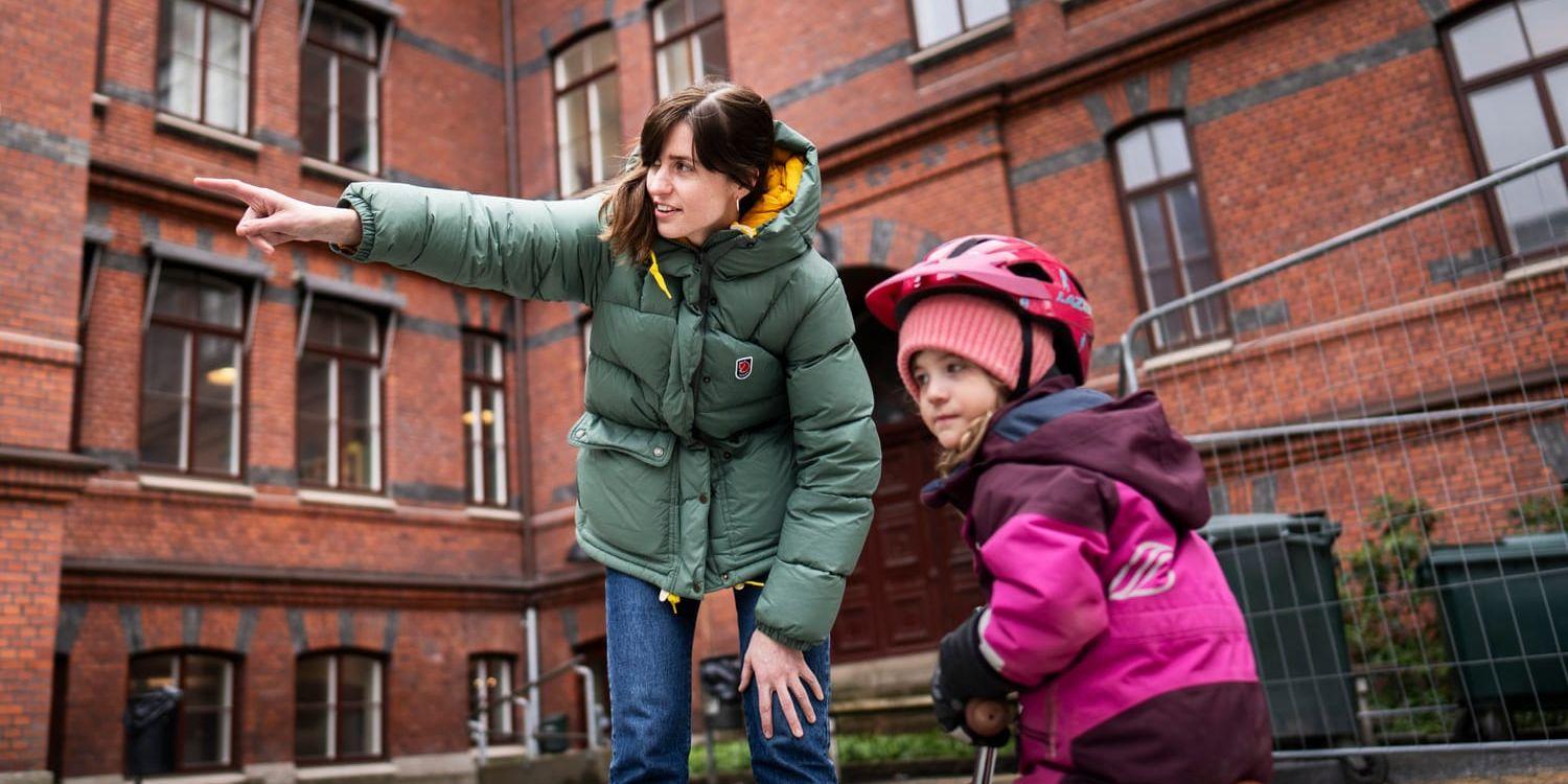 Klara Grape med dottern Sonja, 4, på väg hem från förskolan. De har fått syn på något. 