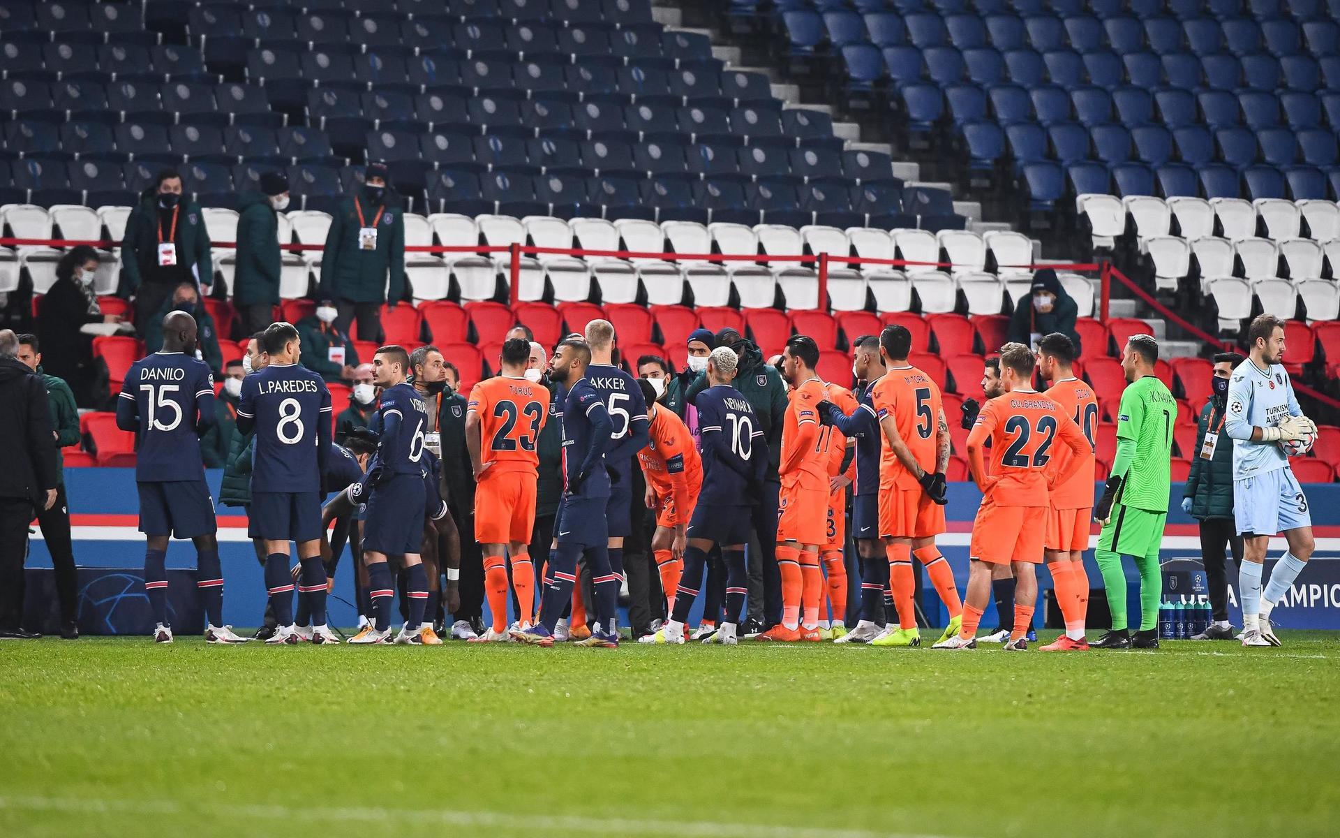 Matchen i Paris avbröts när domaren anklagades för rasism. 