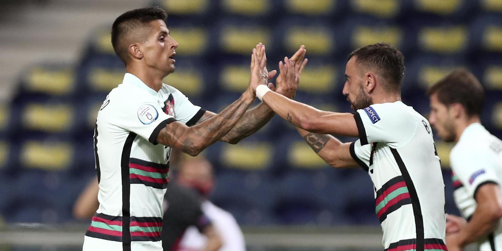 Joao Cancelo, till vänster, gratuleras av lagkamraten Bruno Fernandes efter sitt ledningsmål mot Kroatien. Portugal vann med 3–1 i sin Nations League-premiär. 