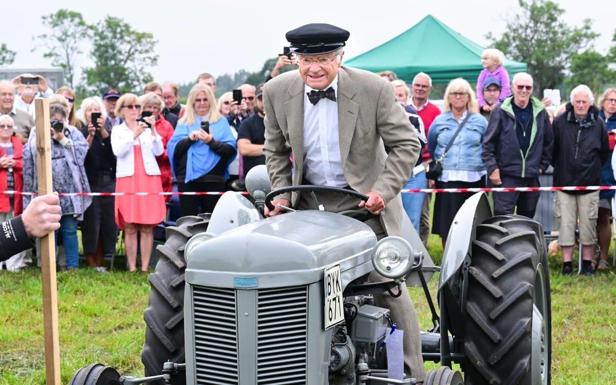 När årets Svenska Kungsrally gick av stapeln på Öland  ingick ett körprov med traktor, vilket kung Carl Gustaf tog sig an med entusiasm. Arkivbild.