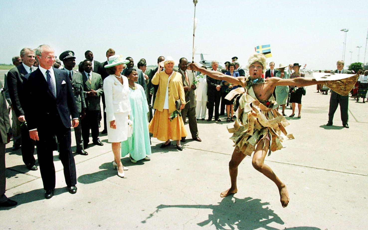 När kungaparet anländer till flygplatserna runt om i världen möts de ofta storslaget. När de kom till Mocambique år 1998 mötte president Joaquim Chissano och hustrun Marcelina dem tillsammans med inhemska dansare. Arkivbild.