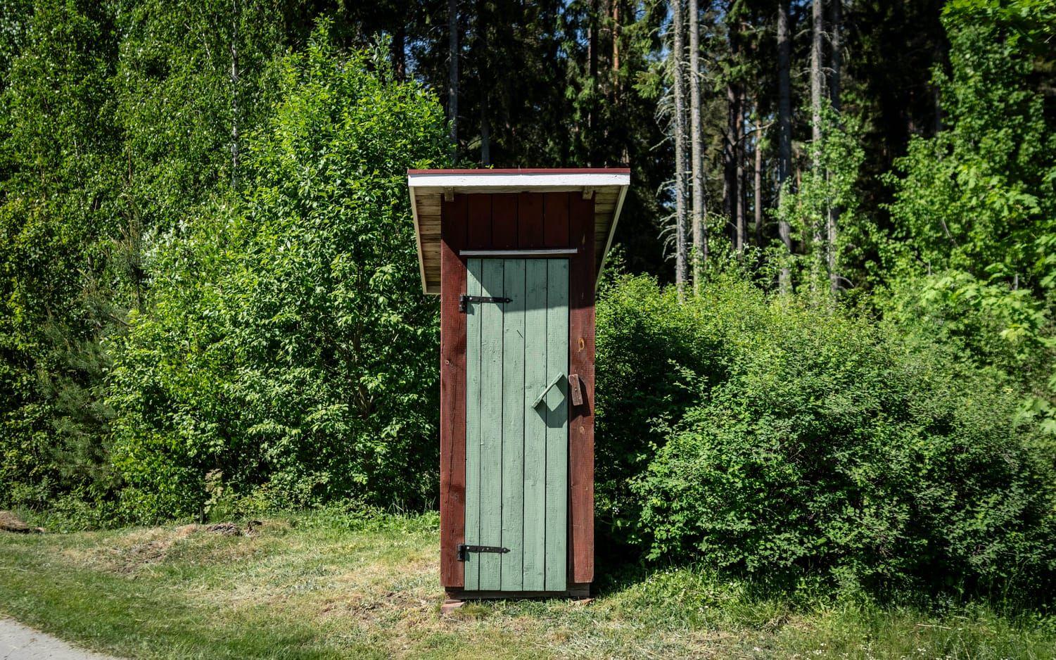 Det finns utedass på gården men även flera ”riktiga” toaletter i dag. I början när Jessens flyttade hit permanent fanns dock badrummet i ett annat hus än det familjen sov i.