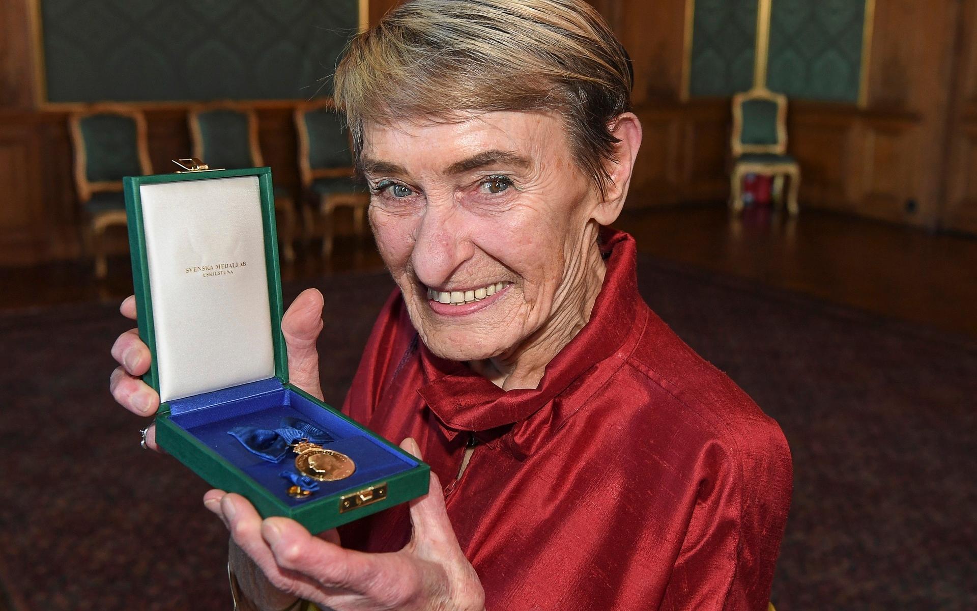 Gunilla Bergström med medaljen Litteris et Artibus som hon tilldelades av kung Carl XVI Gustaf vid en medaljutdelning på Stockholms slott.