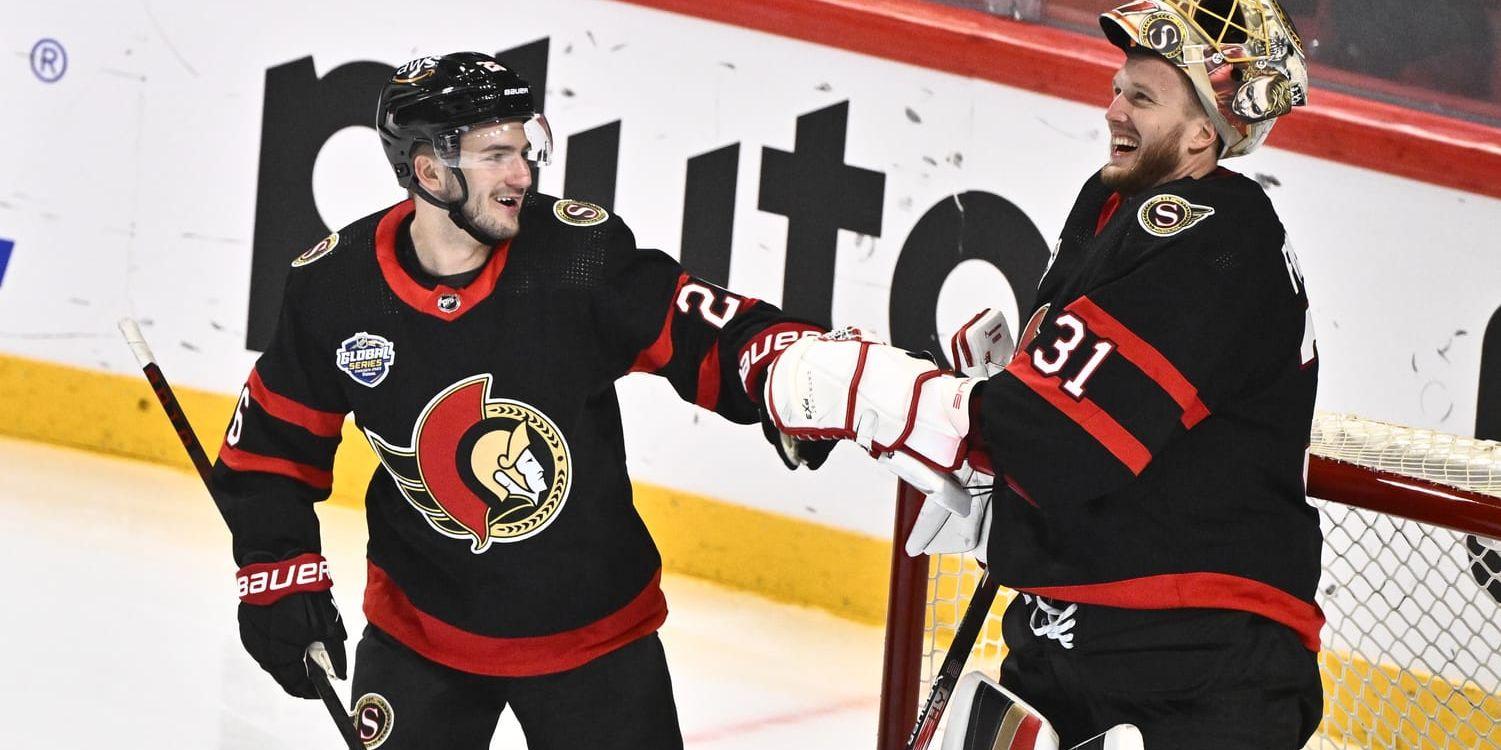 Ottawas målskytt Erik Brännström firar med målvakten Anton Forsberg sedan duon tillsammans fixat ett av målen i NHL-matchen mot Minnesota.