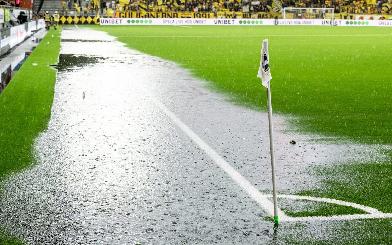 Matchen startade en timme efter ordinarie matchstart på grund av regnet. 