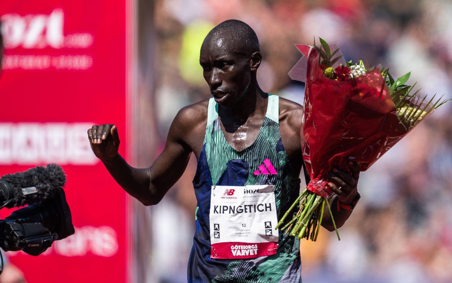 Det blev trippelt kenyanskt i topp på herrsidan. Edmond Kipngetich, 29, vann med tiden 01:01:46.