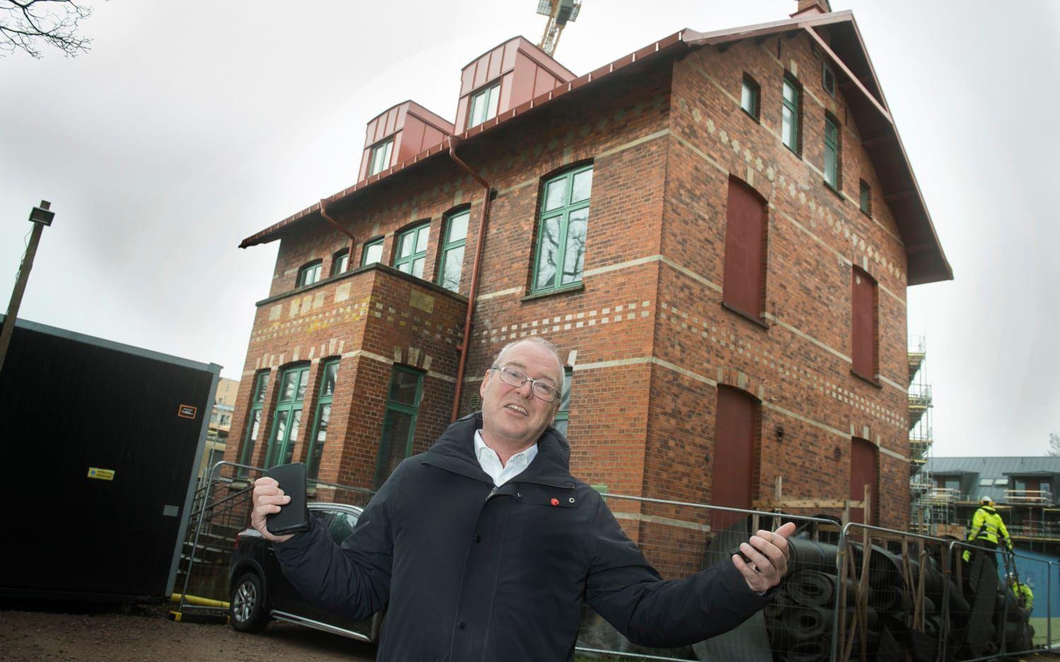 Lennart Johansson visar Läkarvillan på Dragvägen. Bild: Jonatan Bylars