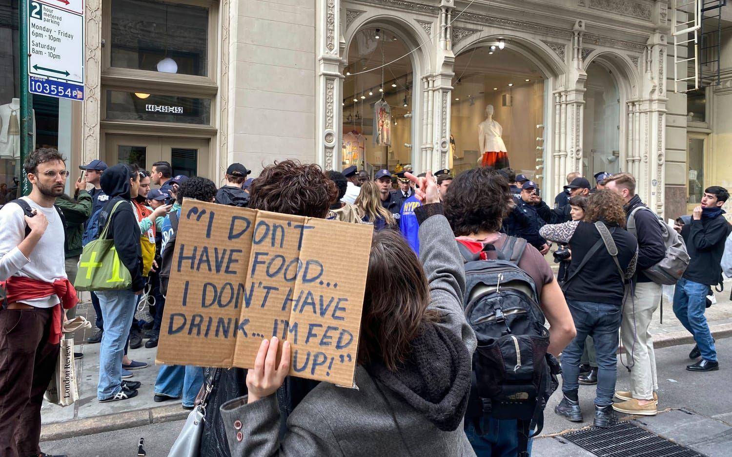 Händelsen har väckt starka känslor bland människor i New York och fått demonstranter att ta till gatan. De har skanderat med slagord om att mannen som dött förtjänar rättvisa. 