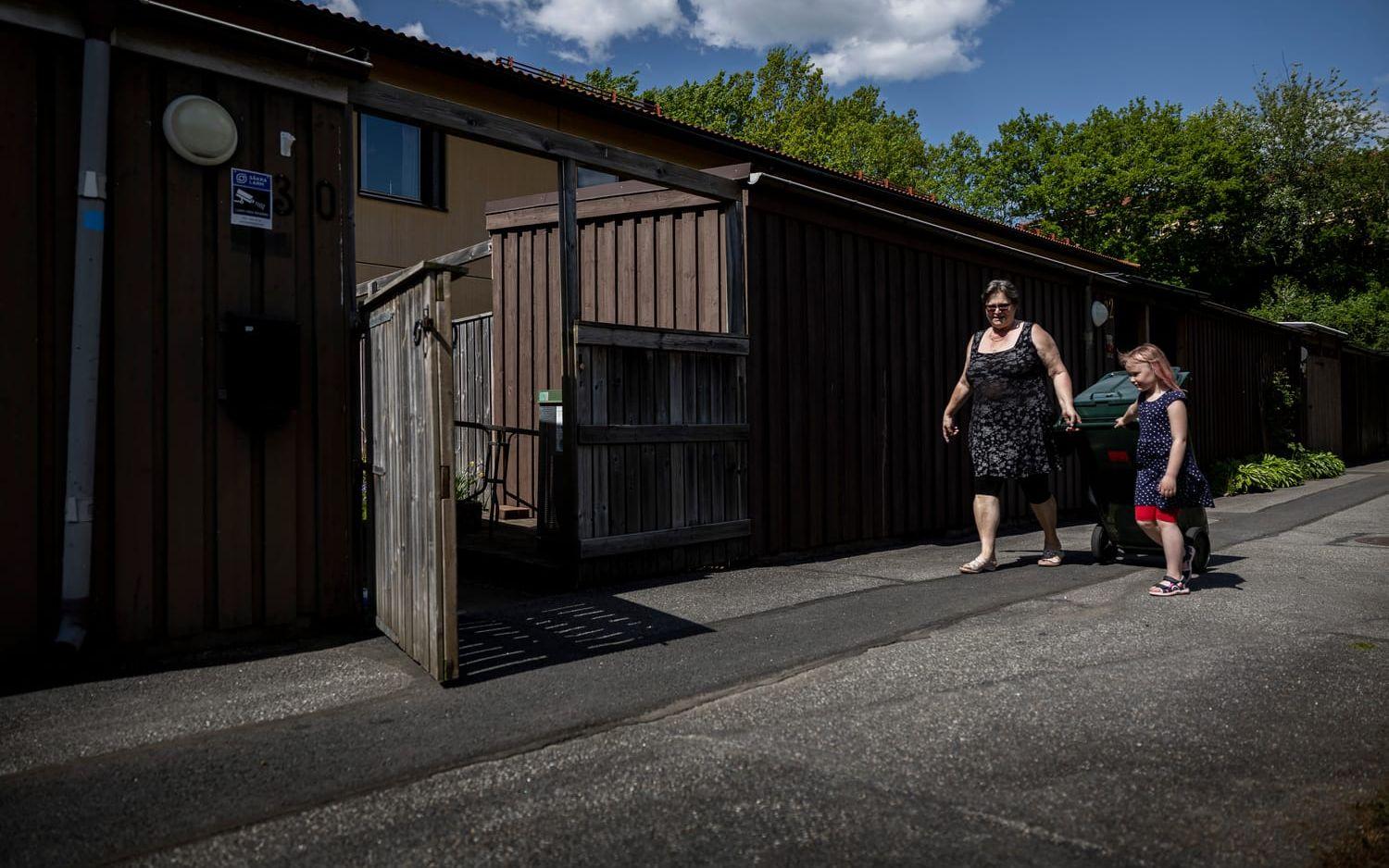 Lena Magnusson flyttar fram soptunnan de dagar det är dags för sophämtning.