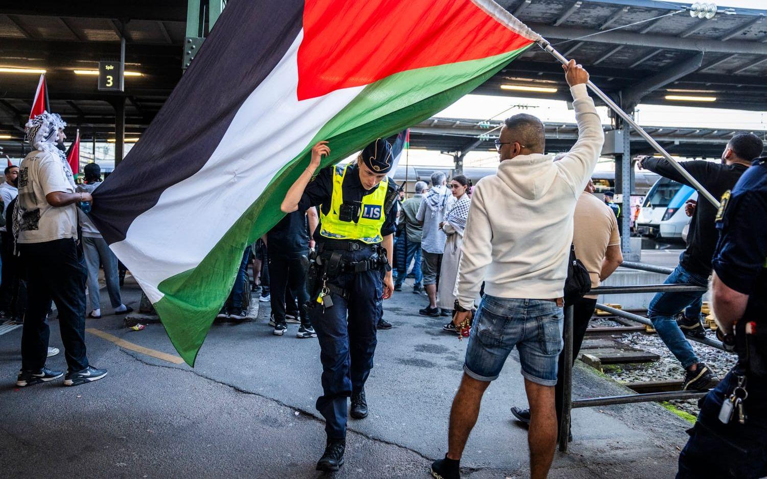 Polisen hade många patruller på plats och demonstrationen genomfördes lugnt och fredligt. 