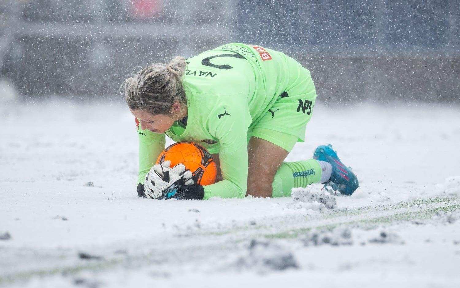 När Häcken mötte Umeå i den damallsvenska premiären vräkte snön ner. 