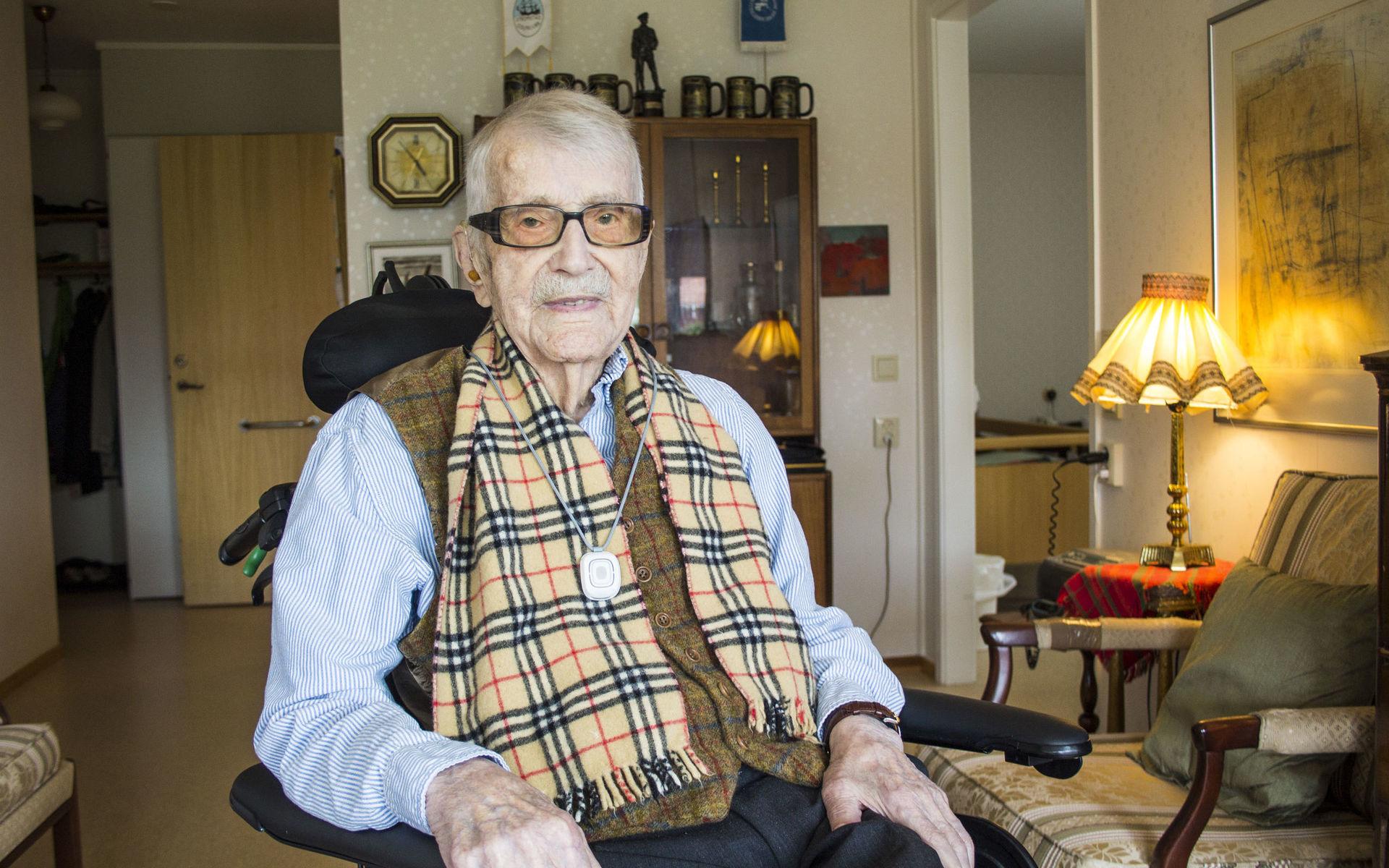 Carl Mattsson, 111 år, bor på äldreboendet Jägaren i Strömstad. I veckan slog han ett nytt åldersrekord.