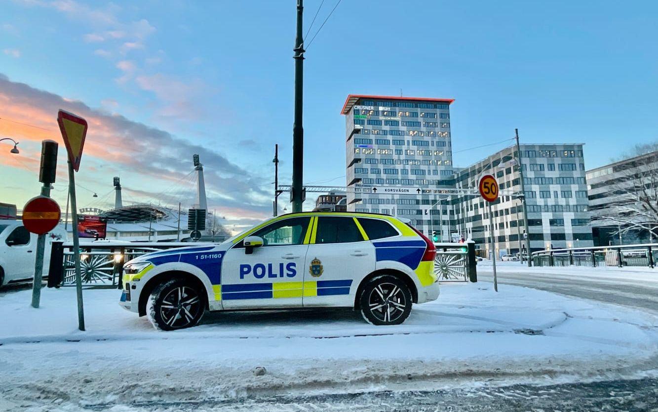 Polis och räddningstjänst söker av Fattighusån mellan Drottningtorget och Folkungabron.