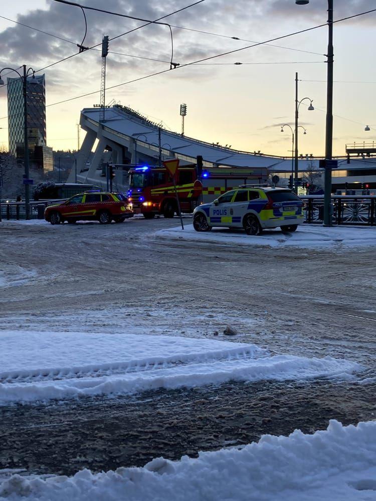 Polis och räddningstjänst söker av Fattighusån mellan Drottningtorget och Folkungabron.