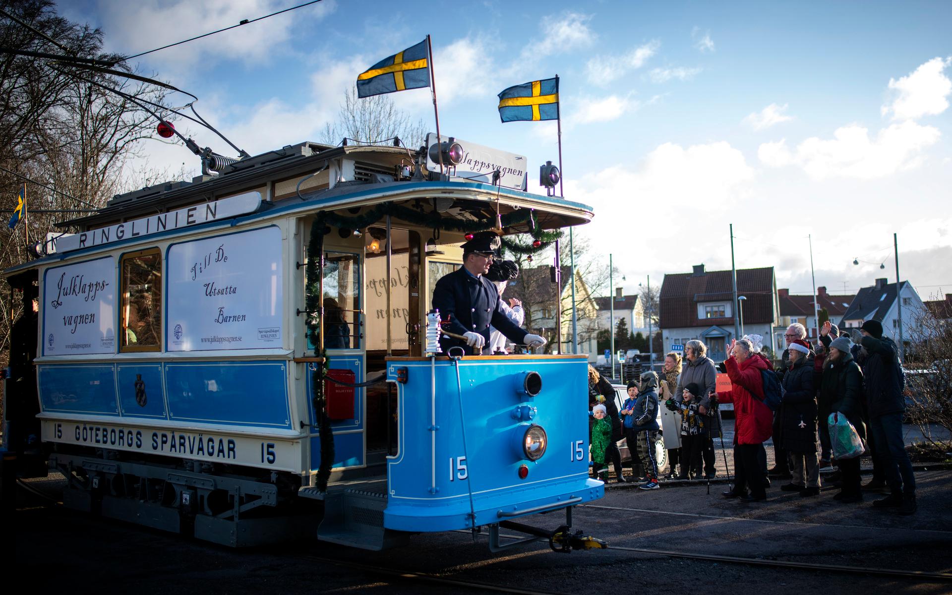 Julklappsvagnen brukar ta emot julklappar till flera hundra barn på sin tur genom stan.