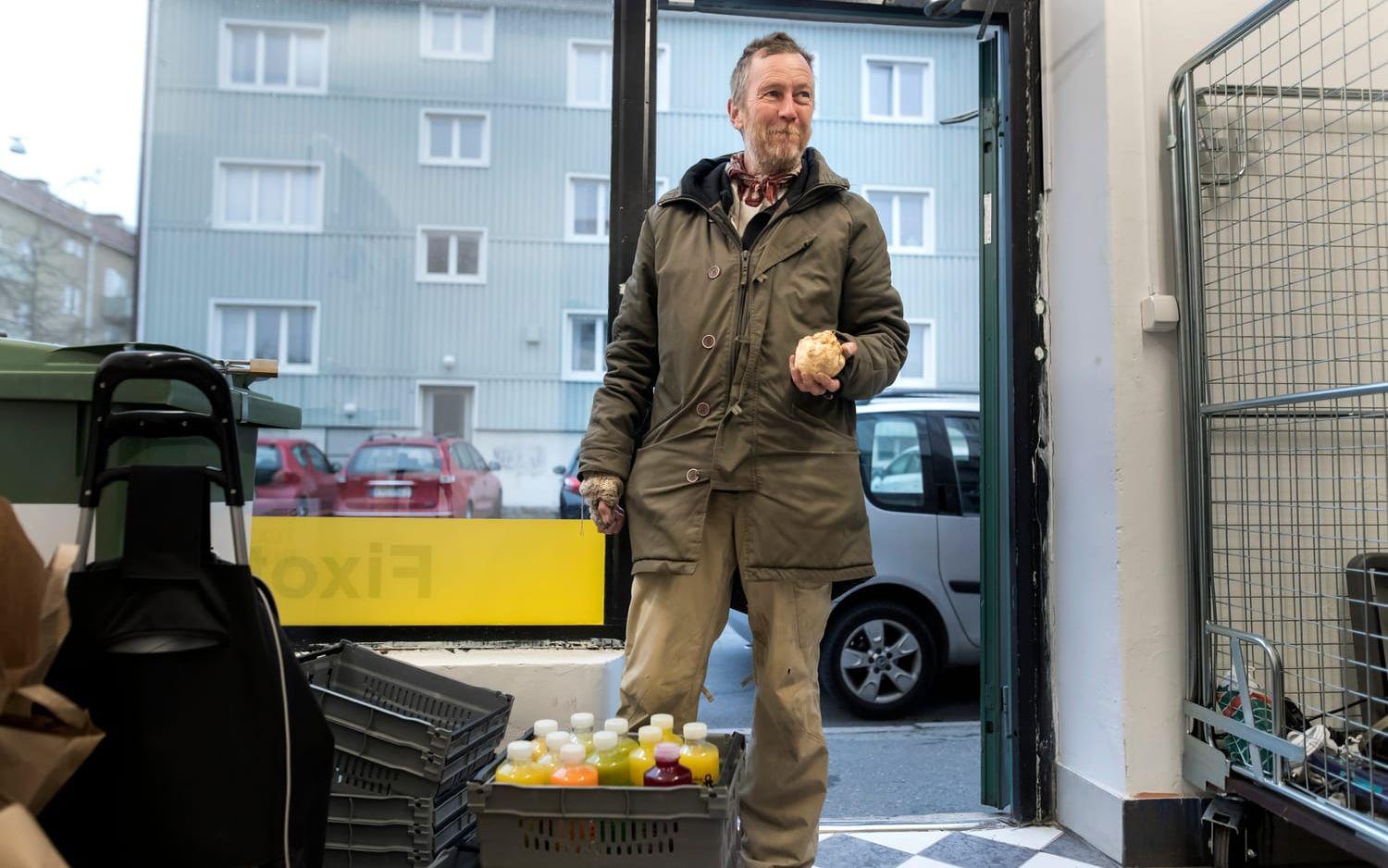 Dan Lundberg är en maträddare som hämtar mat och dryck i butiker, restauranger och caféer och lämnar på platserna där kylarna finns.