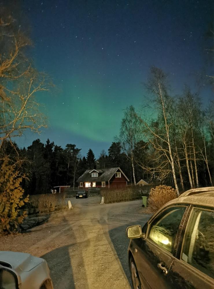 De som är tagna av Cassandra Holmén är från en stor äng i Hålanda som ligger i Ale kommun. Just Ale kommun pekas ut av experten som en bra plats för den som vill se norrsken.