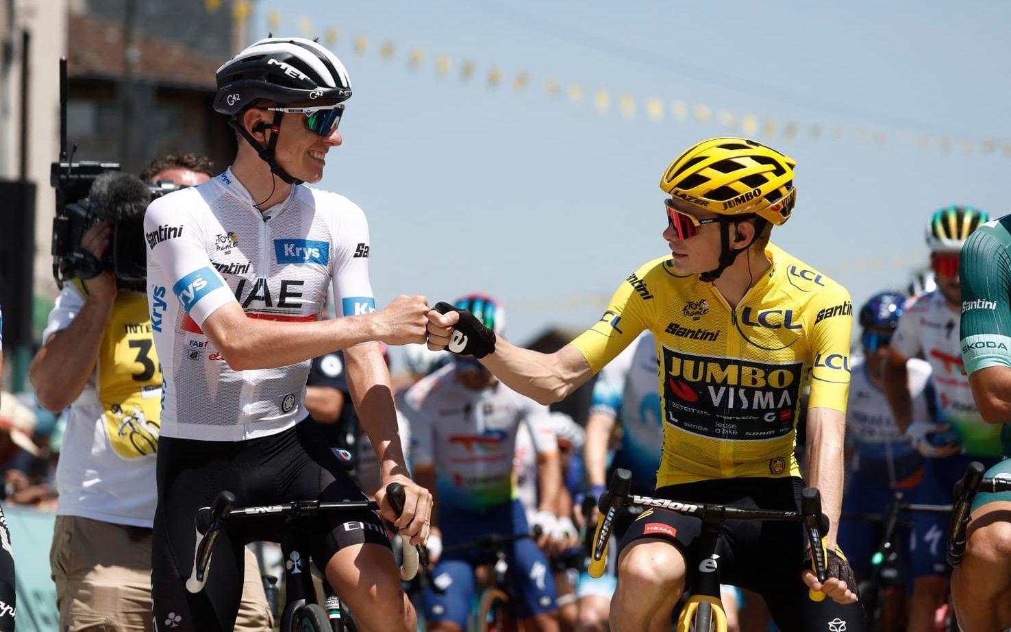 Jonas Vingegaard (till höger) leder Tour de France före Tadej Pogačar (till vänster). 