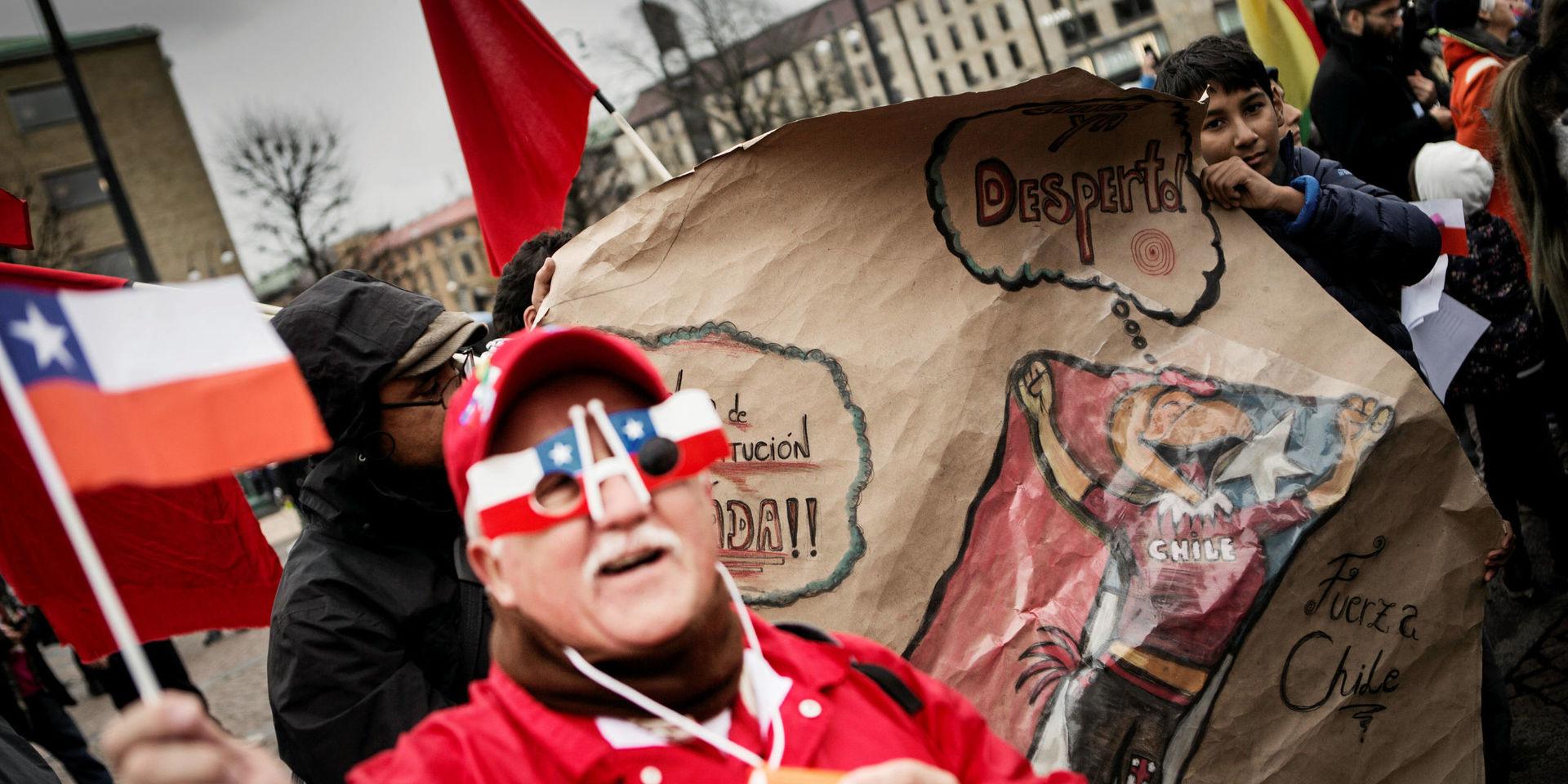 Stöddemonstration för Chile på Gustaf Adolfs torg i Göteborg. Rudolf Cubillos Jamett var en av deltagarna.