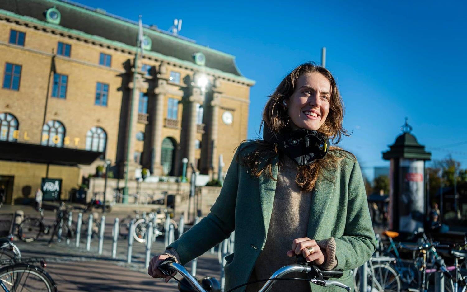 Olivia Näslund, 27, säger att Göteborg får godkänt som cykelstad även om det finns förbättringsmöjligheter.